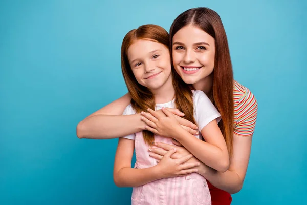 Pretty foxy small lady and her mom enjoy homecoming after summer vacation wear casual clothes isolated blue background — Stock Photo, Image