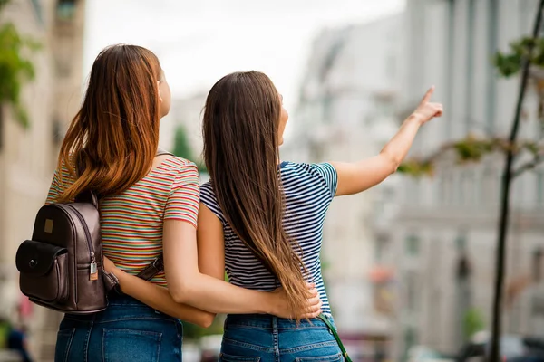 Sevimli bin yıllık arka yan fotoğraf dışında şehirde yönlendiren çizgili t-shirt denim kot giyiyor — Stok fotoğraf