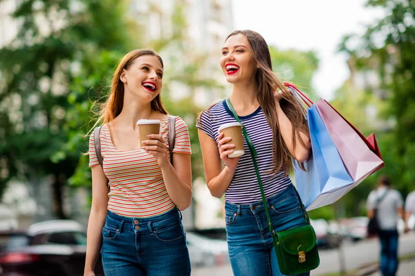 Portrait de deux belles personnes ont pommade rouge profiter de la promenade relax porter t-shirt rayé jeans sacs sacs à main en ville à l'extérieur — Photo