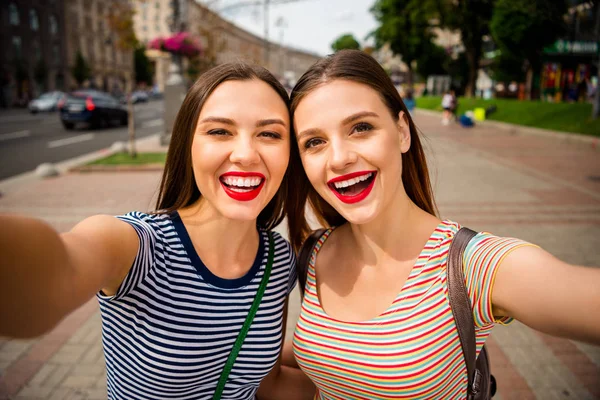 Zamknąć w górę zdjęcie z wesoły panie z czerwony szminka zrobienie fotografie ubrany pasiasty t-shirt w miasto — Zdjęcie stockowe