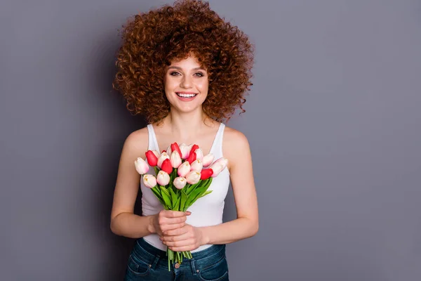 Zavřít fotografii pěknou Liškou dámu velký balík čerstvé tulipány romantika překrásnou nosit bílý tank-nahoře izolované šedé pozadí — Stock fotografie