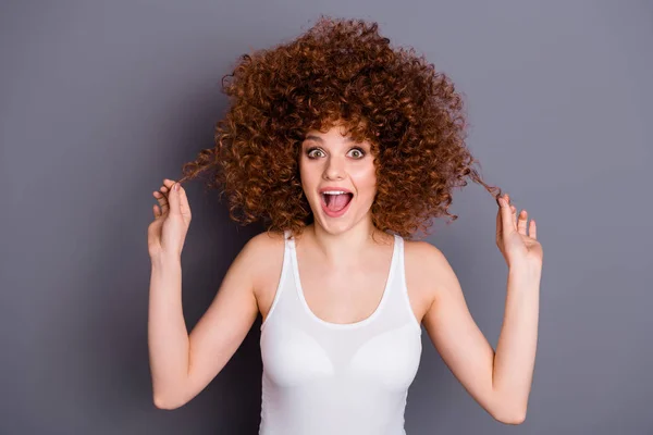 Primo piano foto di capelli ricci signora capelli naturali colore permanente giocare fresco riccioli indossare bianco serbatoio-top isolato sfondo grigio — Foto Stock