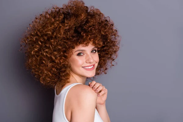 Peruk kavramına karşı kıvırcık saç modeli bayan doğal saç rengi perma profil fotoğrafı beyaz tank üstü izole gri arka plan giymek — Stok fotoğraf