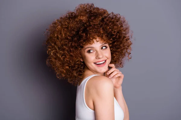 Perfil foto de curly hairstyle senhora natural cabelo cor perming ouvir amigos risada desgaste branco tanque-top isolado fundo cinza — Fotografia de Stock