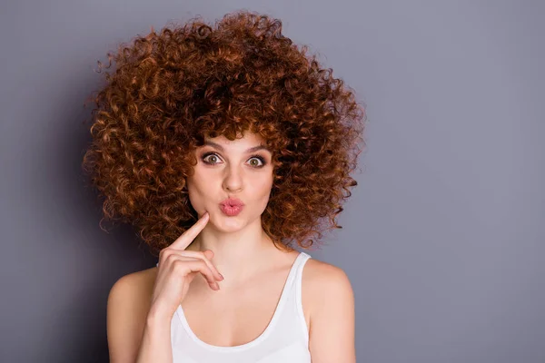 Porträt der entzückenden Jugend berühren Kinn Wangen Gesicht Finger haben Gedanken erstaunt isoliert über grauen Hintergrund — Stockfoto