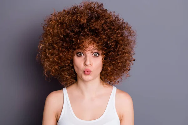 Porträt von hübschen Teen ttengaer Look starren Dummheit tragen Singlet isoliert über grauem Hintergrund — Stockfoto