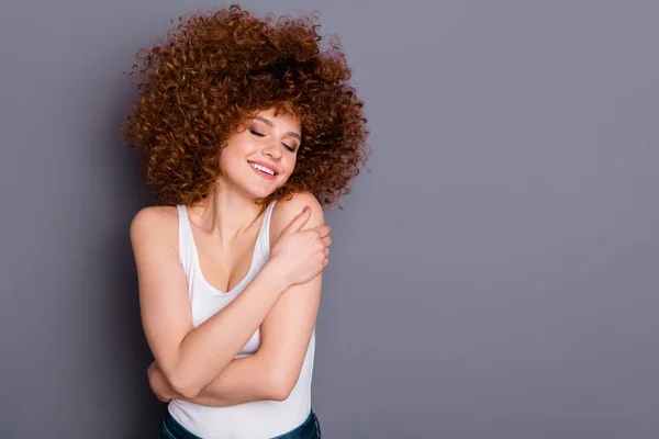 Retrato de juventude inspirada fechar os olhos sentir positivo tranquilo alegrar toque mãos palma braços isolados sobre fundo cinza — Fotografia de Stock