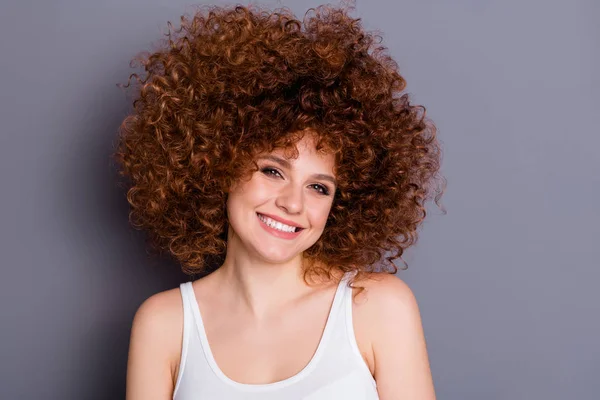 Close-up foto van mooie dame kijken Luister gevoel blij geïsoleerd over grijze achtergrond slijtage Singlet — Stockfoto