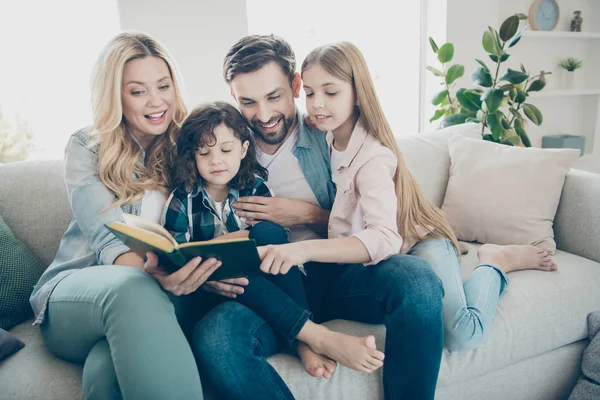 Jonge familie twee geadopteerde kinderen gezellige zitten sofa luisteren Mama lezing horloge sprookje tekeningen — Stockfoto