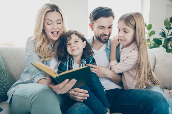 Ung stor familj två barn bekväm sittande soffa lyssna mamma läsa favorit Saga — Stockfoto
