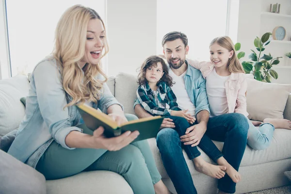 Foto der großen Familie zwei Kinder bequem sitzen Sofa hören Mama Lesen Lieblings-Märchen — Stockfoto