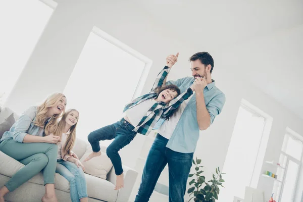 Photo of four members family moving round playful mood play game cozy apartments indoors — Stock Photo, Image