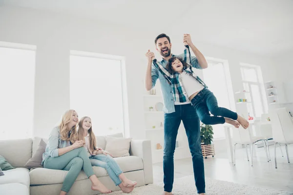 Foto de quatro membros da família em movimento humor brincalhão jogo acolhedor apartamentos dentro de casa — Fotografia de Stock