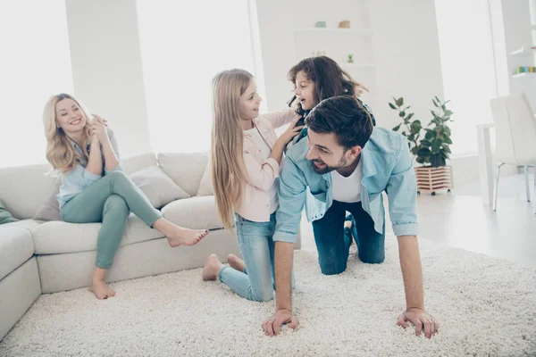 Foto de cuatro miembros de la familia de rodillas móviles alfombra mullida piso juguetón estado de ánimo acogedores apartamentos interiores — Foto de Stock