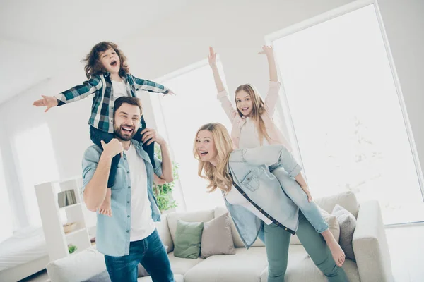 Gran familia de cuatro miembros que tienen las mejores manos de tiempo libre levantado pretender vuelo avión interior apartamentos — Foto de Stock
