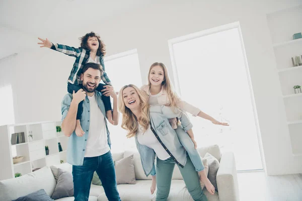 Foto van grote familie vier leden met beste vrije tijd handen zoals Wings vliegtuig vlucht binnenshuis appartementen — Stockfoto