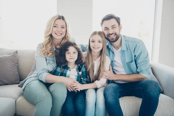 Retrato de agradável atraente adorável bonito alegre pessoas grande família grande vestindo jeans casuais jeans sentado no divã em luz branca interior sala de estar em casa — Fotografia de Stock