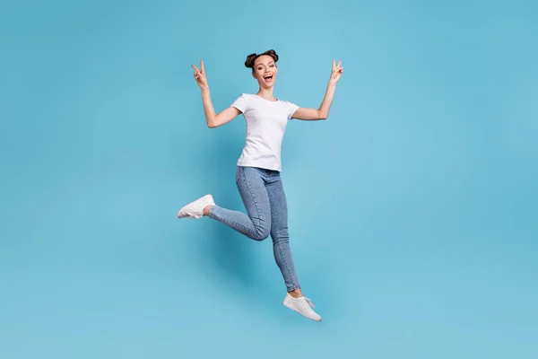 Foto de tamaño completo de la señora despreocupada mostrar v-signo símbolo amigos usan camiseta blanca jeans denim aislado fondo azul — Foto de Stock