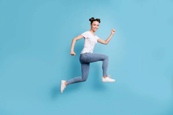 Volledige lichaam foto van Jumping Lady haasten winkelen slijtage witte casual t-shirt jeans denim geïsoleerd blauwe achtergrond — Stockfoto
