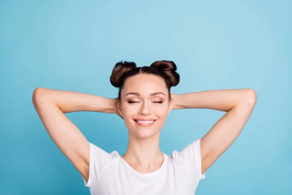 Foto de senhora alegre segurando atrás da cabeça olhos fechados desgaste branco casual t-shirt isolado fundo azul — Fotografia de Stock