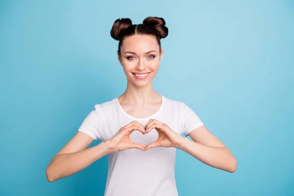 Krásná dáma držící ruce v srdci na ochranu zdraví srdce nosí bílé příležitostné tričko izolované modré pozadí — Stock fotografie