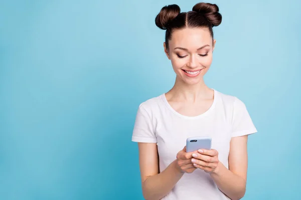 Foto van duizendjarige Lady houden telefoon handen dragen witte casual t-shirt geïsoleerd blauwe achtergrond — Stockfoto