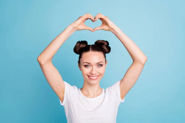 Jolie dame tenant la main dans la figure du cœur symbolisant coeur sain porter blanc casual t-shirt isolé fond bleu — Photo