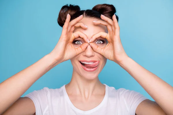 Lekfull dam äntligen helgen hålla händerna nära ögonen i specs form slitage vit casual t-shirt isolerad blå bakgrund — Stockfoto