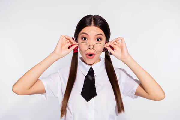 Close-up foto van charmante mooie dame jeugd verbaasd onder de indruk mensen reactie Touch specs gekleed witte blouse zwarte stropdas geïsoleerd grijs zilver achtergrond — Stockfoto