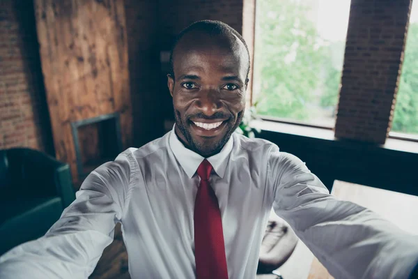 Primeros planos foto de chico de piel oscura haciendo selfies llevar traje elegante — Foto de Stock