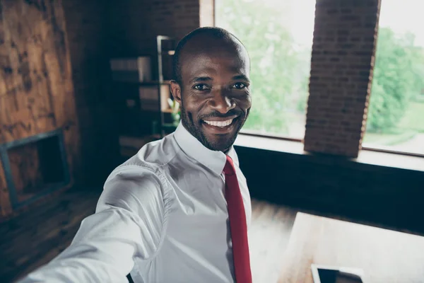 Foto de chico de piel oscura haciendo selfies usar traje elegante — Foto de Stock