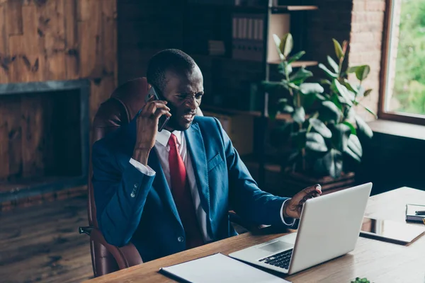 Dunkelhäutiger Verrückter, der am Telefon Kollegen beibringt, wie man richtig arbeitet — Stockfoto