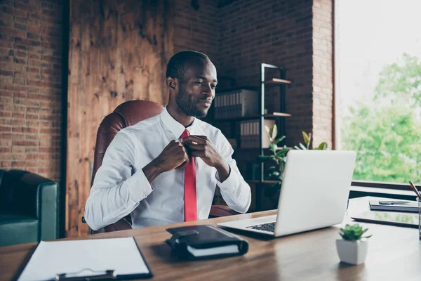 Foto von dunkelhäutigen Kerl beobachten Online-Lektion des Bindens Krawatte tragen elegante Kostüm sitzen Bürostuhl — Stockfoto