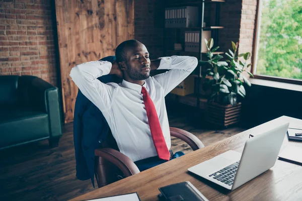 Foto von dunkelhäutigen Kerl machte kleine Pause schließen Augen tragen elegante Kostüm sitzen Bürostuhl — Stockfoto