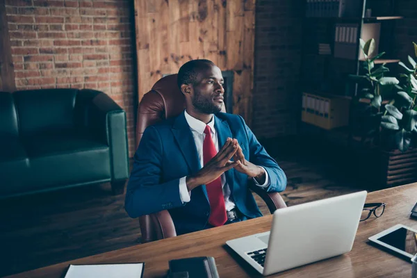 Foto von dunkelhäutigen Kerl warten Partner Antwort tragen elegante Kostüm sitzen Bürostuhl — Stockfoto