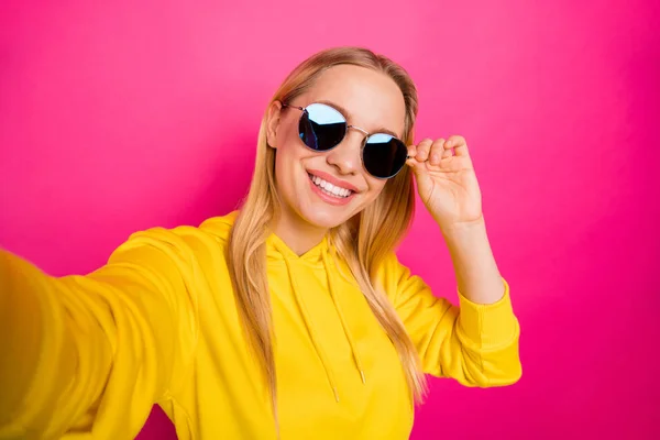 Κοντινό πλάνο φωτογραφία δροσερό κυρία καθιστώντας selfie των φοράτε προδιαγραφές ήλιο κίτρινο πουλόβερ απομονωμένη ροζ φόντο — Φωτογραφία Αρχείου