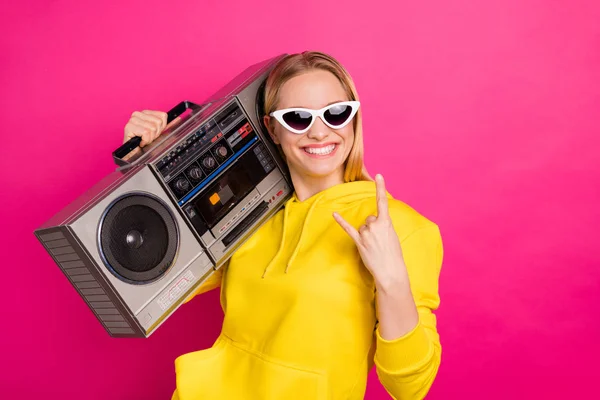 Cool lady con grabadora de cinta vintage en el hombro disfrutar de música metal desgaste traje casual aislado fondo rosa — Foto de Stock