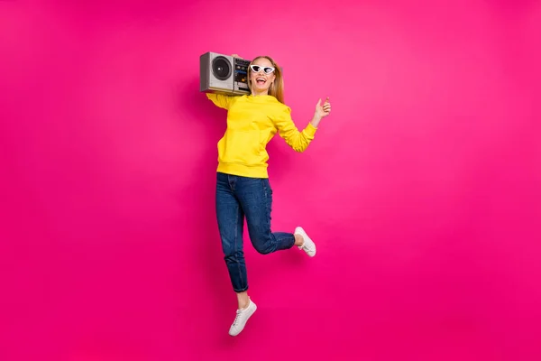 Foto von springen hoch mit Vintage-Tonbandgerät auf den Schultern Dame tragen lässiges Outfit isoliert rosa Hintergrund — Stockfoto