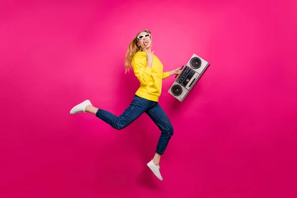 Foto de tamaño completo de dama fresca saltando alto funky rockero dj desgaste traje casual aislado fondo rosa — Foto de Stock
