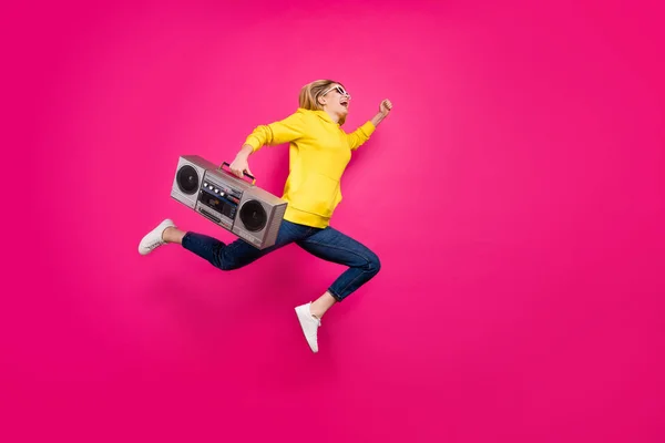 Foto de cuerpo completo de la señora loca saltando alto corriendo a la fiesta estudiantil desgaste traje casual aislado fondo rosa — Foto de Stock