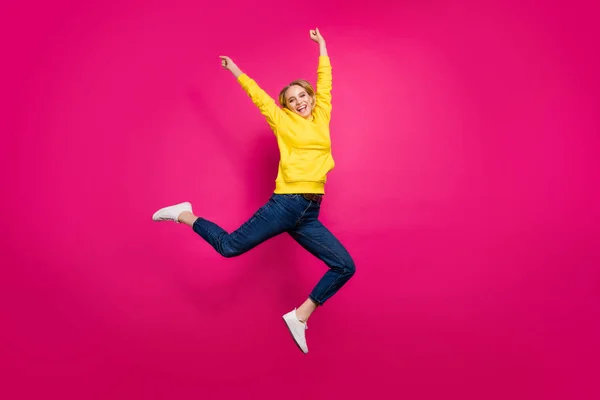 全长照片疯狂的女士跳高兴奋由第一地方赢得穿休闲服装孤立的粉红色背景 — 图库照片
