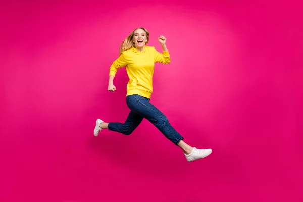 Foto de cuerpo completo de salto alta dama corriendo venta ropa casual traje aislado rosa fondo —  Fotos de Stock