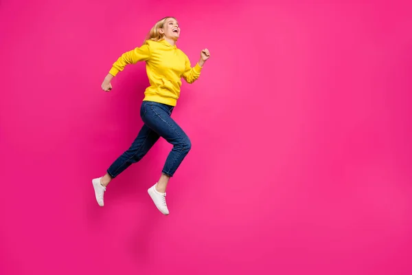 Foto de longitud completa de señora loca saltando alto funcionamiento ropa de compras traje casual aislado fondo rosa —  Fotos de Stock