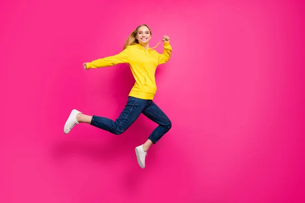 Foto de cuerpo completo de la señora loca saltando alto desgaste traje casual aislado fondo rosa —  Fotos de Stock