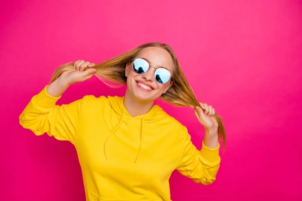 Foto di pazza signora che gioca con riccioli indossare pullover felpa gialla isolato sfondo rosa — Foto Stock