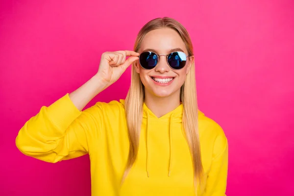 Foto de primer plano de señora agradable desgaste sol especificaciones sudadera con capucha amarilla suéter aislado fondo rosa —  Fotos de Stock