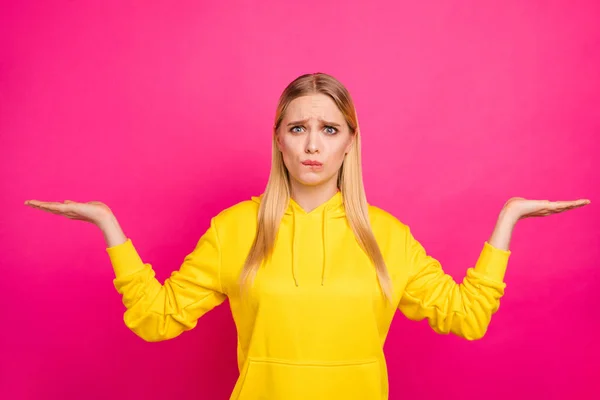 Bonita senhora mordendo lábios não tenho certeza o que comprar desgaste amarelo capuz pulôver isolado rosa fundo — Fotografia de Stock