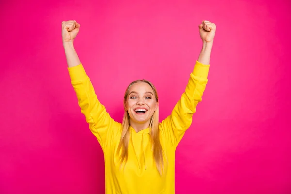 Foto de señora gritando bastante fuerte levantando las manos usar sudadera con capucha amarilla aislado fondo rosa —  Fotos de Stock