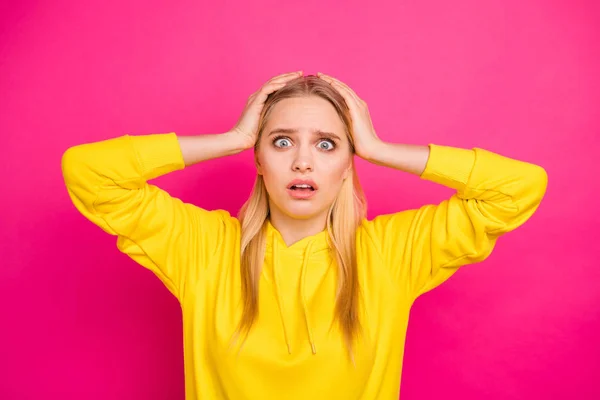 여자의 클로즈업 사진 믿지 않는 끔찍한 뉴스 들고 팔에 머리 착용 노란색 후드 풀오버 고립 된 핑크 배경 — 스톡 사진