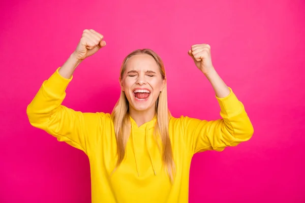 Foto av Pretty Lady höja händerna luft slitage gul hoodie Pullover isolerad rosa bakgrund — Stockfoto